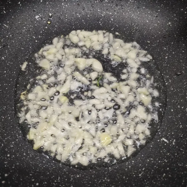 Panaskan minyak goreng secukupnya. Tumis bawang putih sampai layu dan harum.