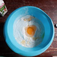 Campurkan tepung beras, terigu, gula, garam, telur, margarin dan santan, uleni hingga rata. Tambahkan sedikit air jika terlalu keras, uleni hingga dapat dibentuk.