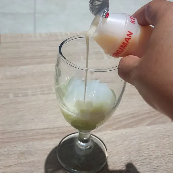 Masukkan juga yakult ke dalam gelas