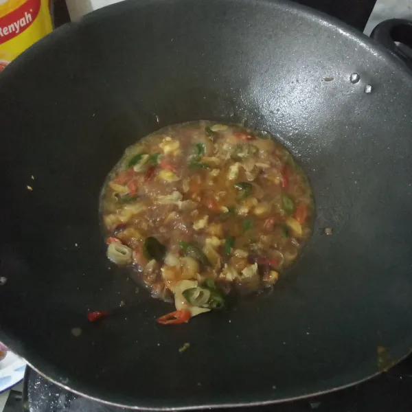Tuang air, bumbui dengan garam, gula pasir, kecap manis dan saus tiram. Masak hingga air berkurang setengahnya.