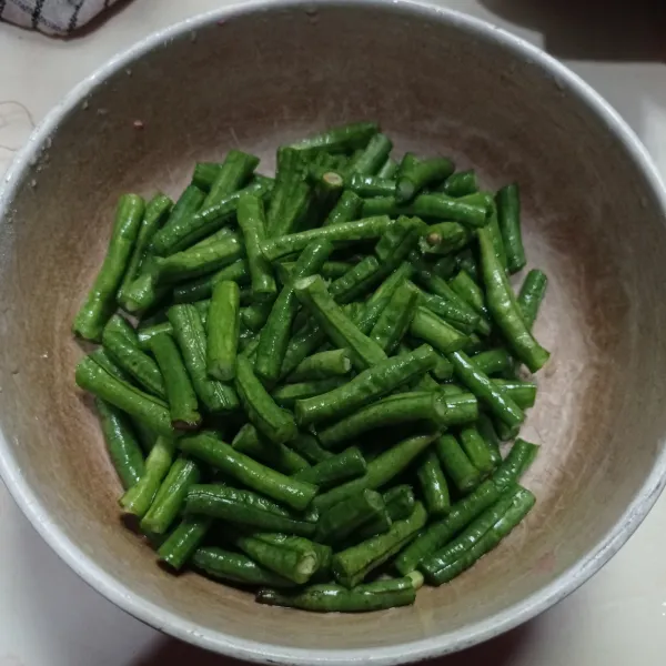 Potong kacang panjang menjadi pendek, lalu cuci sampai bersih, tiriskan.