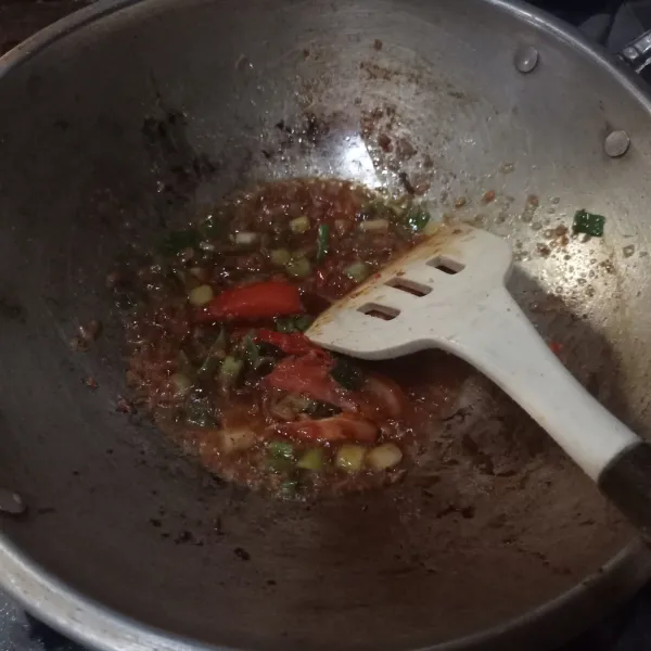 Tumis daun bawang, tomat dan bumbu halus sampai matang.