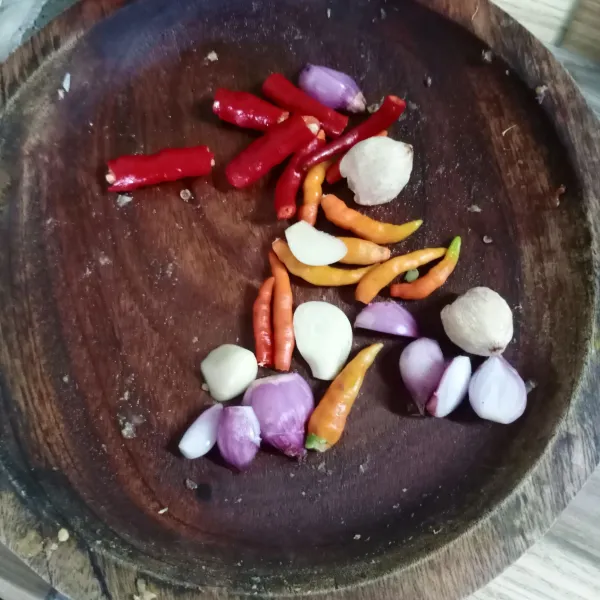 Haluskan bawang merah, bawang putih, cabe merah keriting, cabe rawit dan kemiri.