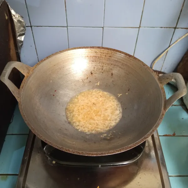 Goreng udang rebon sampai kering.