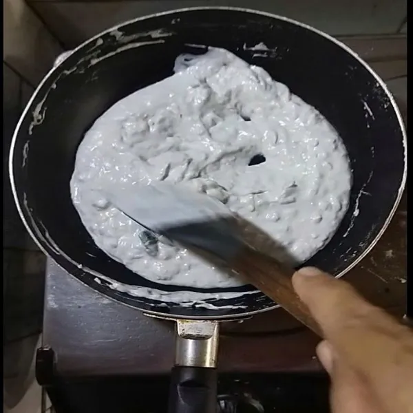 Masak di api sedang sambil diaduk hingga adonan agak kental, jangan terlalu keras ya.