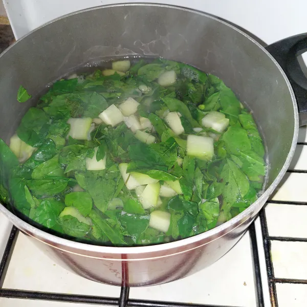 Masak dengan api besar hingga daun katuk agak layu, segera matikan api dan sajikan.