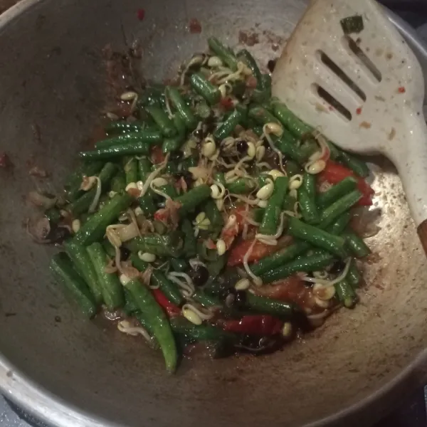 Masak sampai matang, dan kuah menyusut, cek rasa matikan api.