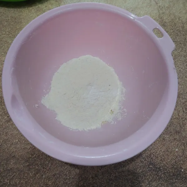 Masukan semua bahan kering tepung terigu,garam,kaldu bubuk dan baking powder.