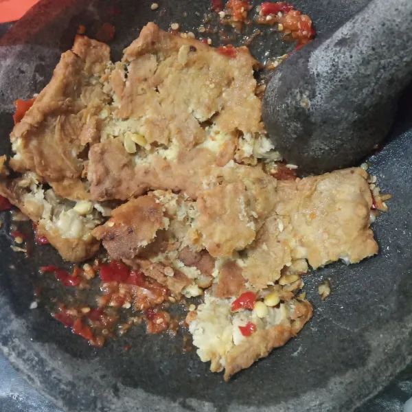 Geprek tempe di atas sambal.