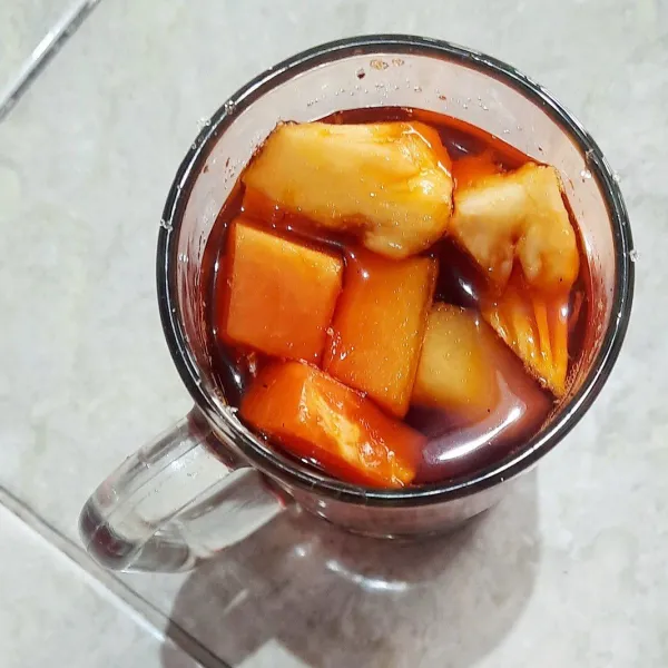 Masukkan juga buah semangka, melon, nanas, pepaya ke dalam gelas.