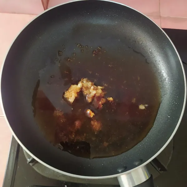 Masukkan semua bahan saus ganjang ke dalam fry pan.