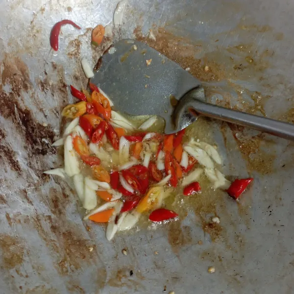 Tumis bumbu yang sudah di iris sampai harum dan bau langur hilang.