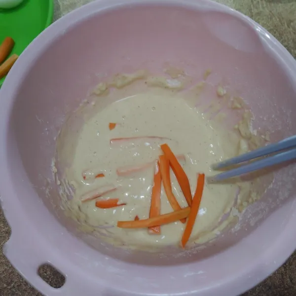 Masukan potongan wortel kedalamencer.m campuran tepung.