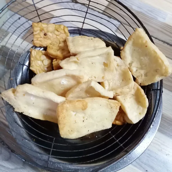 Goreng tempe dan tahu sampai matang. Angkat dan tiriskan.