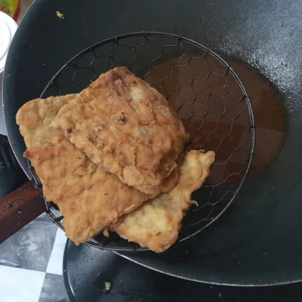 Goreng dalam minyak panas hingga matang. Angkat dan tiriskan.