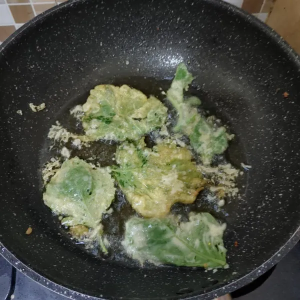 Lanjut untuk menggoreng tempura bayam. Cukup celupkan sebentar kedalam adonan tepung,lalu goreng hingga garing. Angkat dan tiriskan.
