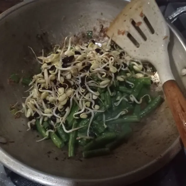 Masukan kacang panjang dan kecambah kedelai, aduk rata.