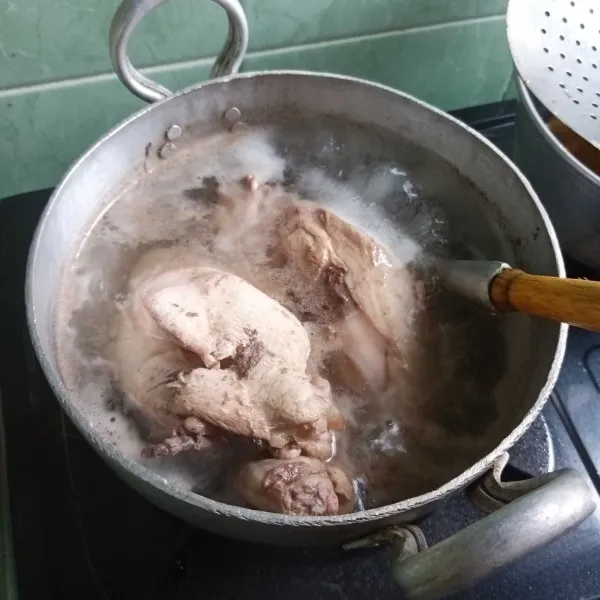 Rebus ayam, buang busa-busa dalam air rebusan. Rebus hingga empuk. Sisakan air sebagai kaldu 500 ml.
