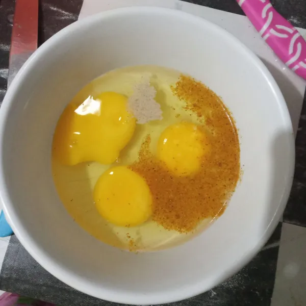 Campurkan telur, bubuk kari, garam, lada dan kaldu bubuk. Kocok hingga tercampur rata.
