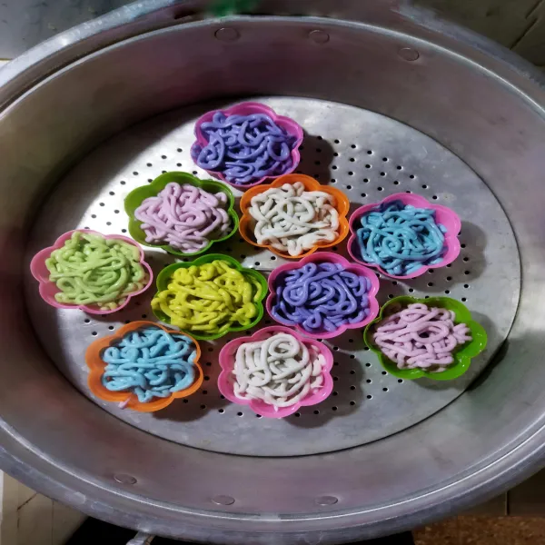 Kukus sampai matang dan transparan, kira2 15 menit. Angkat dan sisihkan.