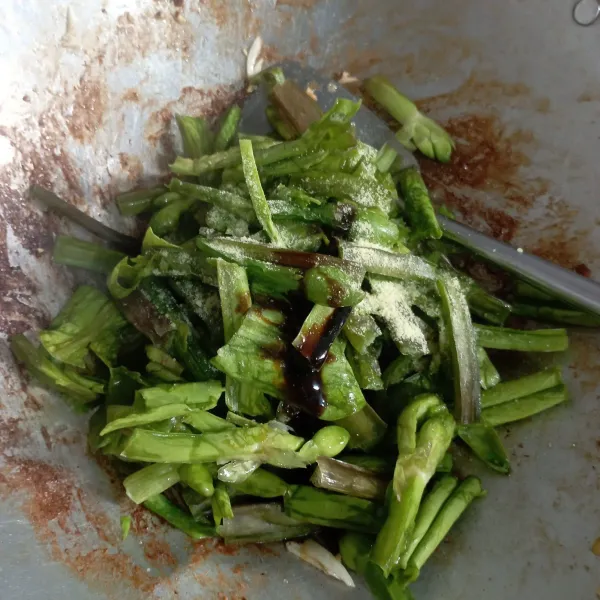 Lalu masukan genjer, tambahkan kaldu jamur saus tiram kecap manis dan sejumput gula dan garam.