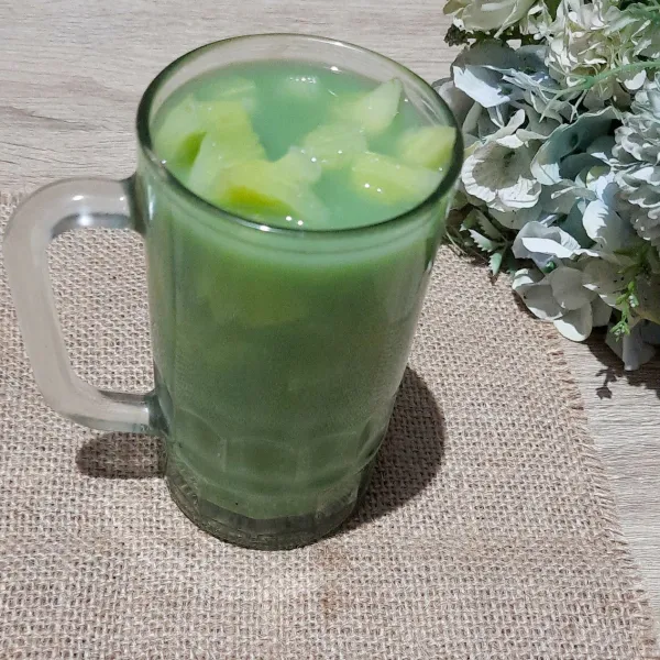 Tuangkan air ke gelas dan tambahkan es batu secukupnya, kemudian es nanas green tea siap disajikan.
