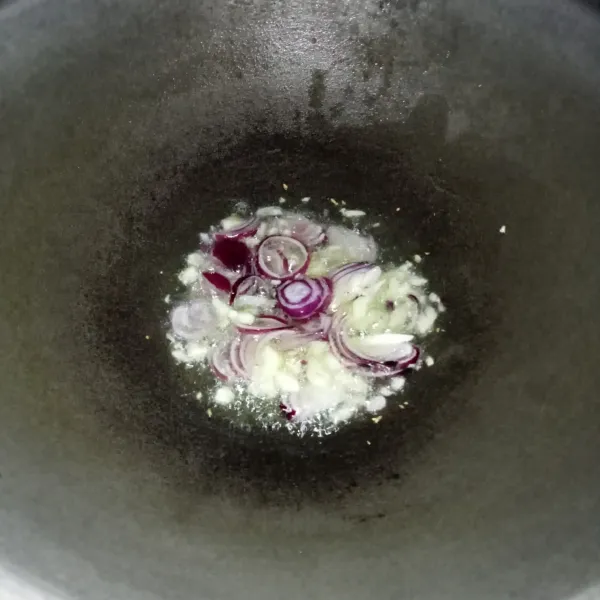 Iris tipis bawang merah dan cincang bawang putih, lalu tumis hingga harum.