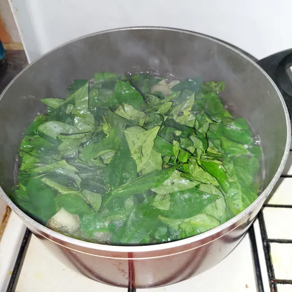 Masukkan daun katuk.