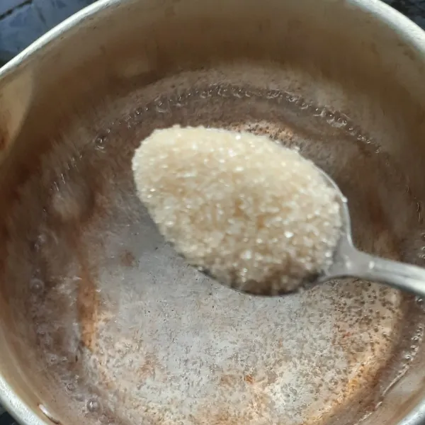 Rebus air dan masukkan gula pasir.