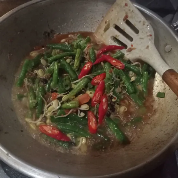 Tuang air, masukan irisan cabe, garam, gula dan kaldu bubuk, aduk rata.