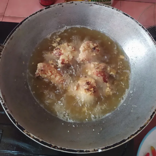 Panaskan minyak goreng yang cukup banyak (supaya ayam bisa terendam/deepfried). Goreng ayam hingga kecokelatan. 
Setelah matang, angkat dan tiriskan.