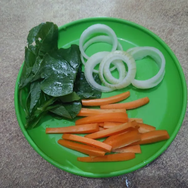 Cuci bersih sayuran bayam,wortel dan bawang bombay. Untuk wortel saya potong memanjang.