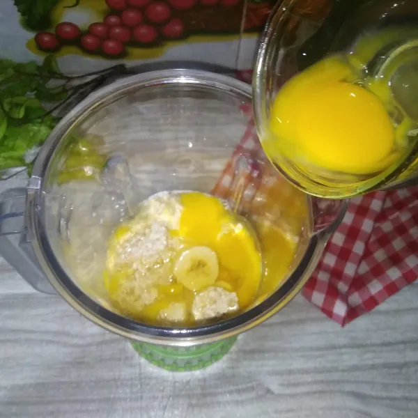 Tuang susu pisang dan masukkan telur, lalu blender hingga tercampur rata dan halus.