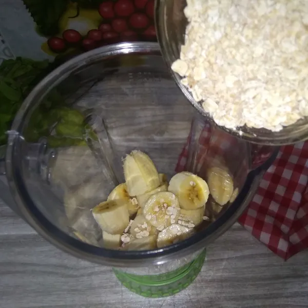 Siapkan blender, masukkan pisang dan oatmeal kedalamnya.