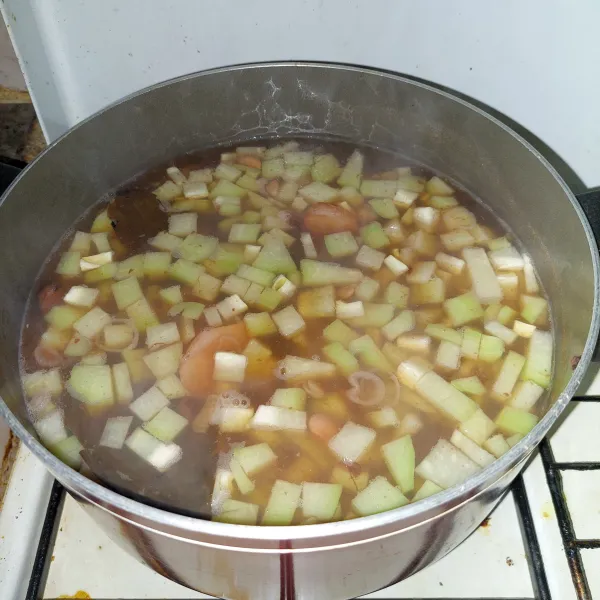 Masak hingga labu siam cukup empuknya. Sajikan.