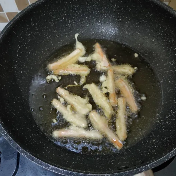 Kemudian goreng hingga matang kecoklatan.