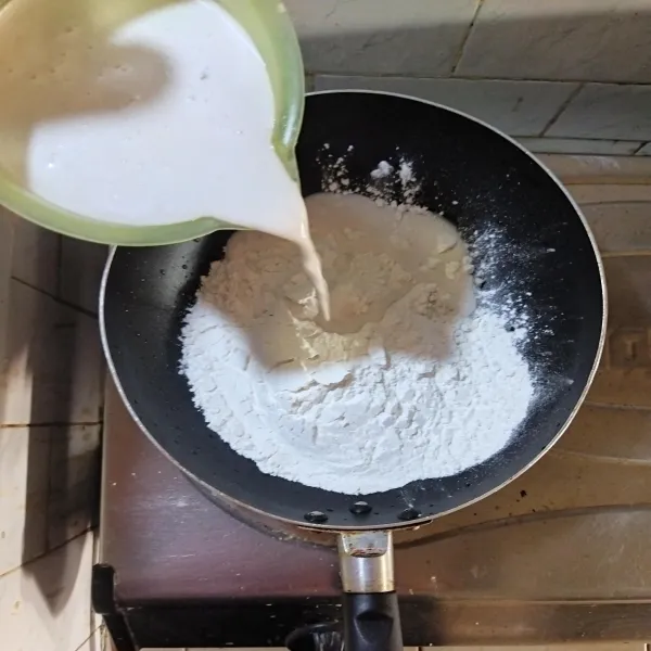 Tuang santan sedikit demi sedikit sambil diaduk rata sampai kekentalan yang diinginkan.