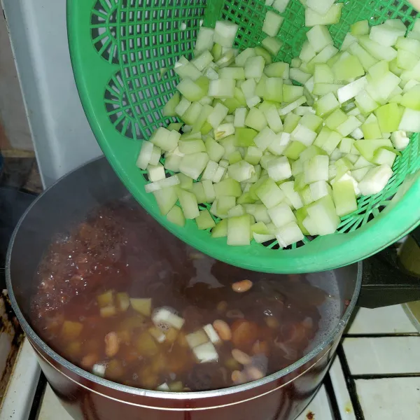 Masak hingga empuk lalu masukkan labu siam.