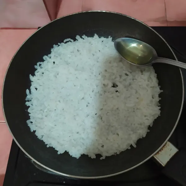 Tuang minyak di sekeliling nasi/pinggir wajan supaya tidak lengket.