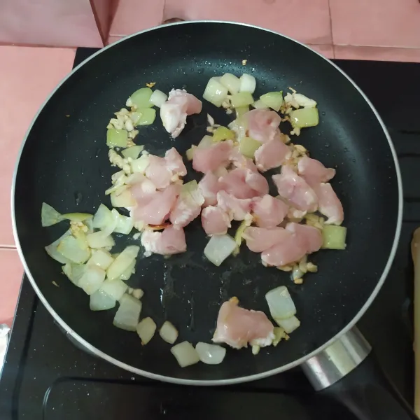 Tumis bawang bombay lalu masukkan bawang putih cincang. 
Masukkan daging ayam, tumis hingga berubah warna.