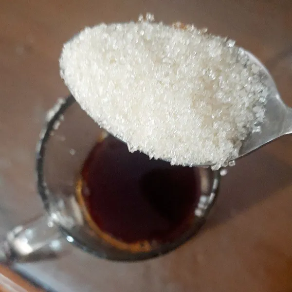 Masukkan air thai tea ke gelas dan masukkan juga gula pasir lalu aduk rata.