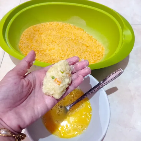 Bulatkan adonan, lalu celupkan kedalam telur, balur dengan tepung panir.