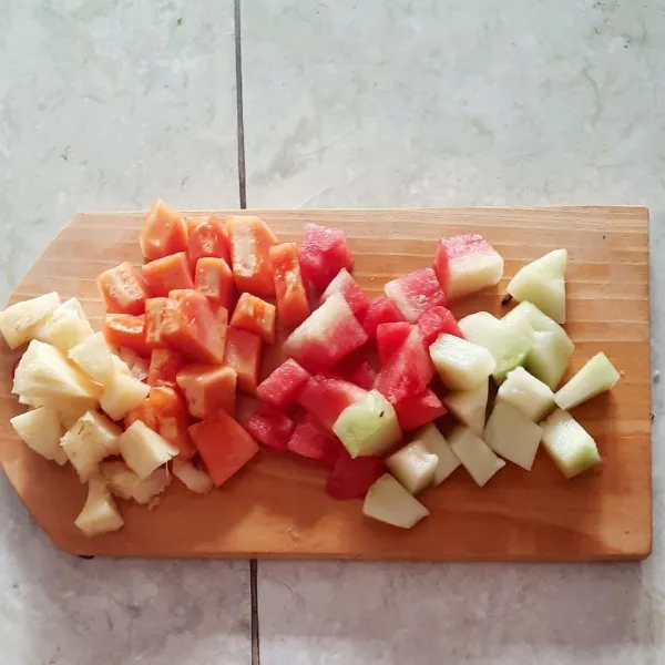 Potong-potong buah semngka, melon, nanas dan pepaya.