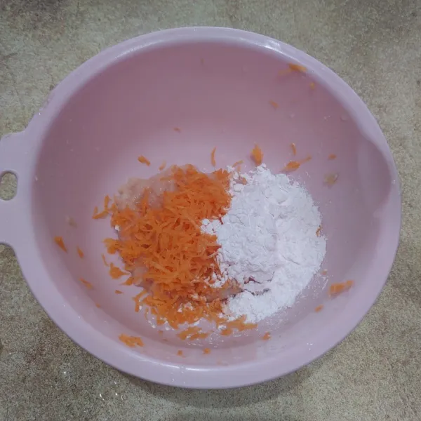 Masukan parutan wortel,tepung kanji,garam dan kaldu bubuk. Aduk hingga tercampur rata.
