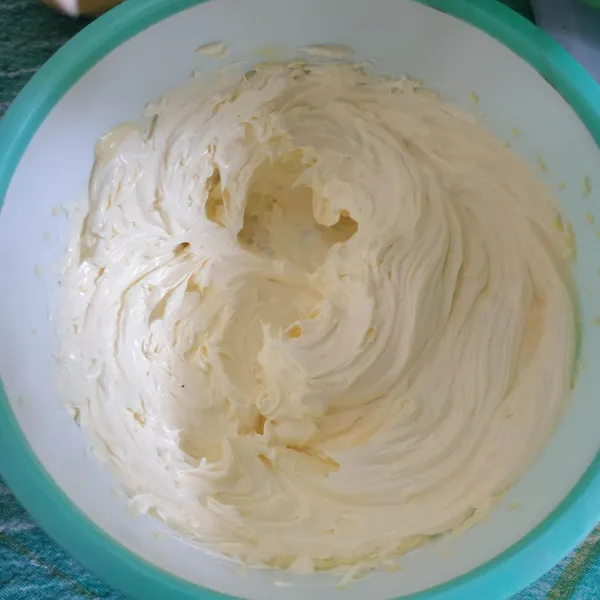 Mixer margarin sampai putih dan mengembang.