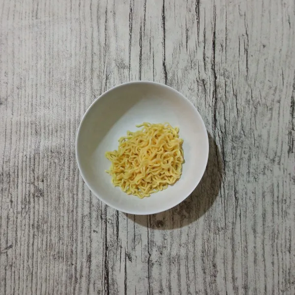 Siapkan mie kuning yang sudah direbus secukupnya ke dalam wadah mangkuk saji.