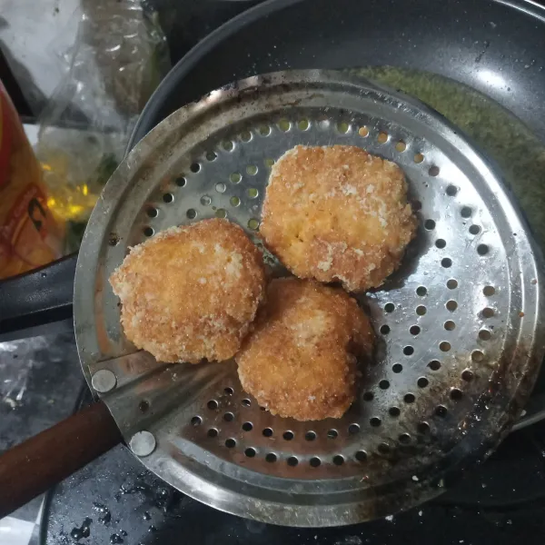 Goreng dalam minyak panas hingga kecokelatan, lalu angkat dan tiriskan.