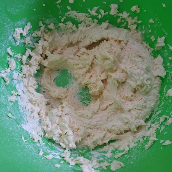 Selanjutnya masukkan setengah bagian gula halus, susu kental manis, vanili, kuning telur, tepung terigu+ tepung maizena secara bertahap. Mixer hingga tercampur rata, lalu sisihkan.