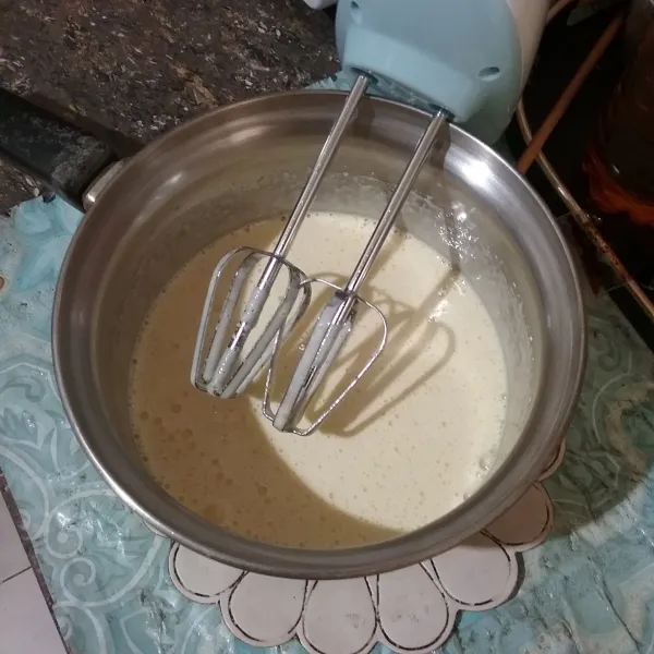 Mixer gula pasir & telur hingga berwarna pucat.
