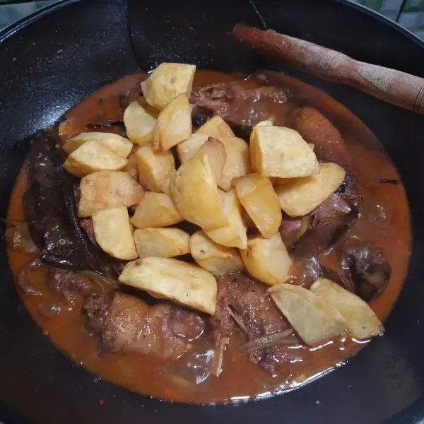 Masukkan kentang goreng, aduk rata. Masak sebentar.